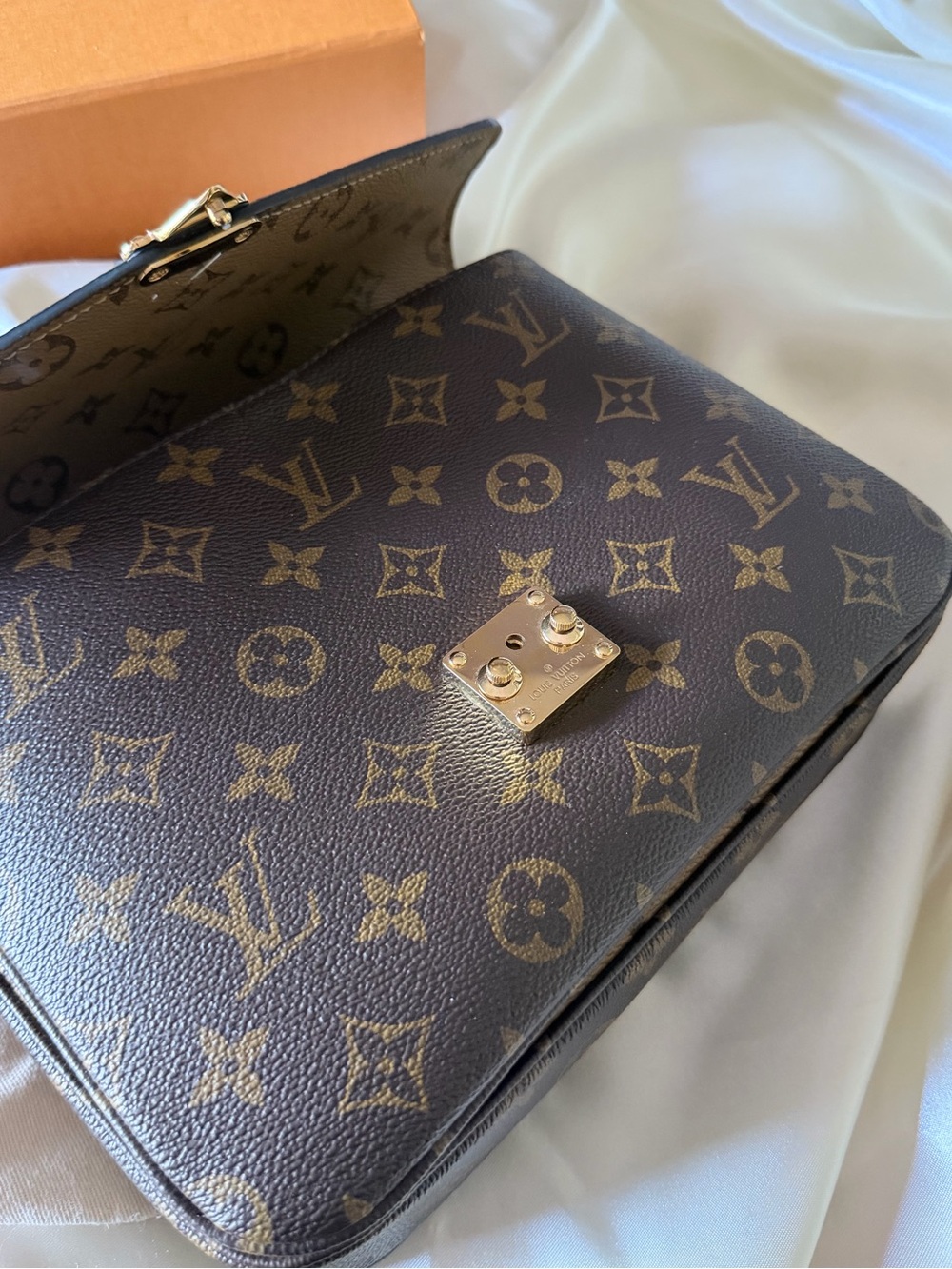Authentic LV Pochette Métis Monogram Reverse - Picture 8 of 14